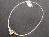 collier plaqué or orné de trois cœurs et d'un pendentif en forme de cœur