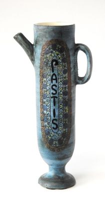 un vase bleu muni d'une anse sur fond blanc