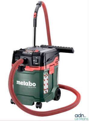 un aspirateur vert et rouge muni d'un tuyau rouge, sur fond blanc