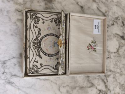 une boîte contenant un livre, posée sur une surface en marbre