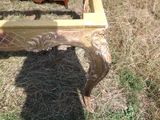 un banc en bois posé dans l'herbe