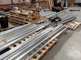 de nombreuses palettes entreposées dans un entrepôt