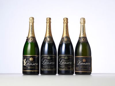 trois bouteilles de champagne alignées sur un fond blanc