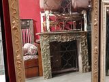 trois miroirs posés par terre devant une cheminée
