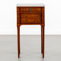 Petite table d'appoint ou écritoire, ornée d'une fine marque… (photo 3)