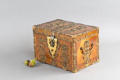 une petite boîte en bois posée par terre