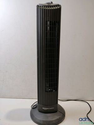 une photo d'un ventilateur colonne noir posé sur une table