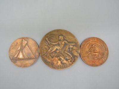 trois types de pièces différents sont présentés sur une surface blanche