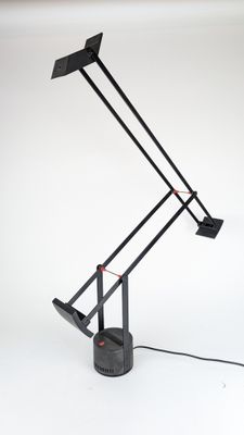 une photo d'une lampe de bureau noire posée sur une surface blanche