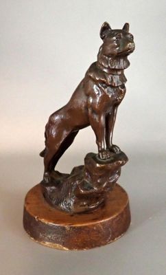 Chien aux aguets, petit sujet en bronze sur une base en bois…