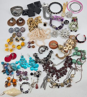 BIJOUX. Lot de bijoux fantaisies.