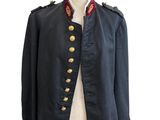 un gros plan d'une veste militaire sur un mannequin