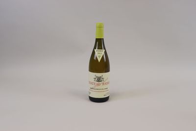 une bouteille de vin posée sur une table