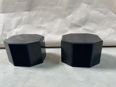LEEDH. Une paire d'ENCEINTES, modèle "Théorème " de forme oc…