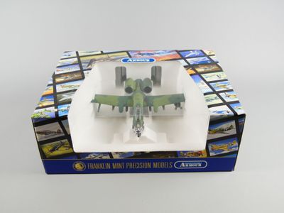 une boîte contenant une maquette d'avion de chasse
