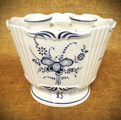 un vase blanc orné de motifs bleus, posé sur une table