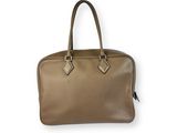 un sac à main en cuir marron sur fond blanc