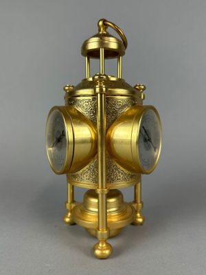une horloge en or posée sur un socle