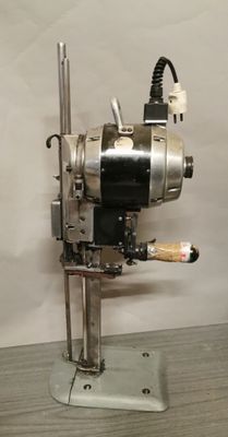 une machine posée sur une table