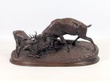 sculpture en bronze représentant un cerf et une chèvre, posée sur un socle en bois