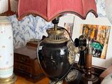 une lampe posée sur une table à côté d'une lampe