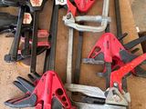 un grand nombre d'outils posés sur une table