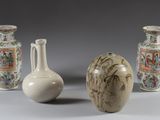 trois vases sont posés les uns à côté des autres sur une surface grise