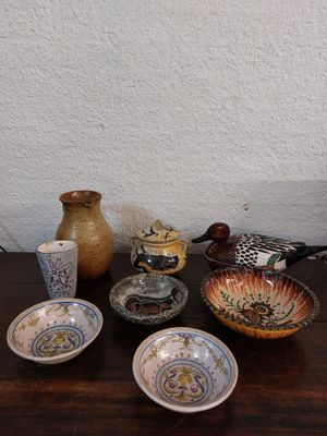 tout un tas de bols de toutes sortes sur la table