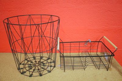 deux paniers posés sur une table