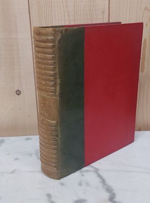 un livre rouge et vert posé sur une table en marbre