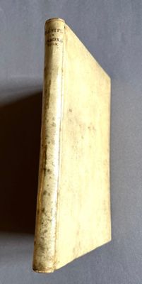 un vieux livre posé sur une table