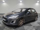 la voiture grise est garée sur un sol en damier dans le garage