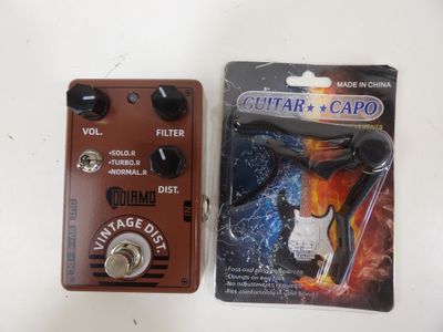 deux pédales d'effets pour guitare posées l'une à côté de l'autre sur une table