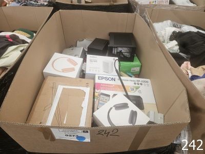 de nombreuses boîtes contenant des appareils électroniques dans un magasin