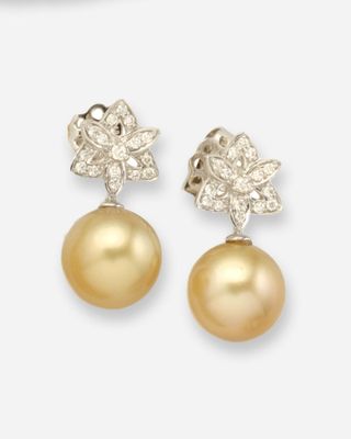 une paire de boucles d'oreilles en perles et diamants