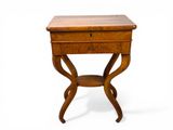 une vieille table en bois surmontée d'un tiroir