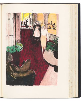 un livre sur lequel figure la photo d'un homme et d'une femme marchant dans un couloir