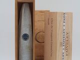 une bouteille de vin dans un coffret en bois, à côté d'une boîte