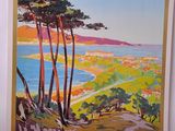 une affiche représentant une vue de plage avec des arbres au premier plan