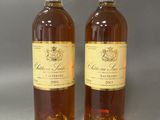 deux bouteilles de vin posées l'une à côté de l'autre sur une table