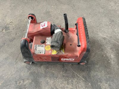 une petite machine rouge posée sur le sol