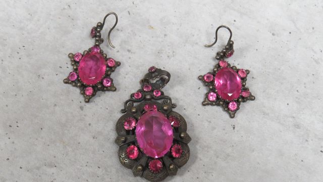 Parure métal et verre facetté violet Napoléon III (deux pendants ...
