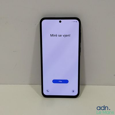 gros plan d'un téléphone portable posé sur une table
