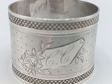 gros plan d'une coupe en argent sur une surface blanche