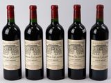 quatre bouteilles de vin sont alignées sur une table