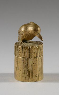 figurine en laiton représentant un kiwi posé sur une souche d'arbre