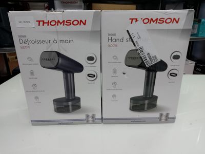 Deux boîtes du nouveau sèche-cheveux à main Thomson sont posées sur la table.