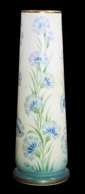 un vase blanc orné de fleurs bleues sur fond noir