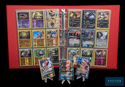 une photo d'une collection de cartes Pokémon exposée
