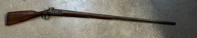 un vieux pistolet qui traîne par terre
